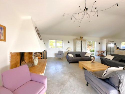 韦基奥圣露西港口Villa Dolce的客厅配有紫色家具和吊灯。