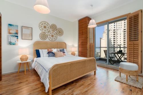 迪拜Boutique Apartment Sea Views - Dubai Marina的一间卧室设有一张床和一个大窗户
