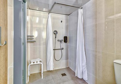 克莱蒙费朗B&B HOTEL Clermont-Ferrand Le Brézet Aéroport的浴室内配有淋浴帘。