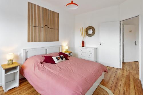 蓬托尔松L'Escale de la baie !的卧室配有粉红色的床和2个枕头