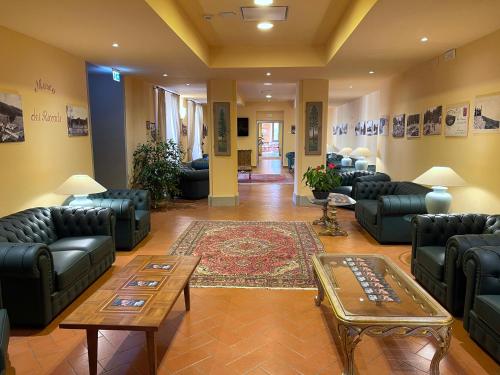 瓦隆布罗萨Hotel Rifugio la Foresta的带沙发和地毯的大型客厅