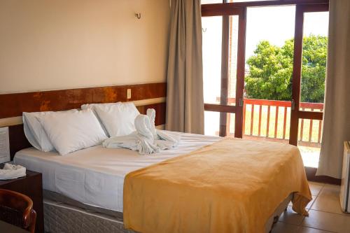 克拉图Pasargada Hotel的一张位于带大窗户的房间内的床铺