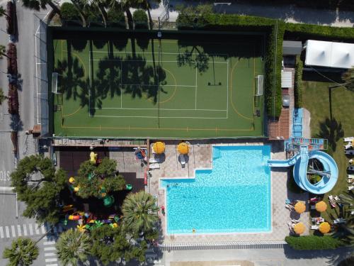 滨海库普拉Camping Villaggio Calypso的享有游泳池和网球场的顶部景致
