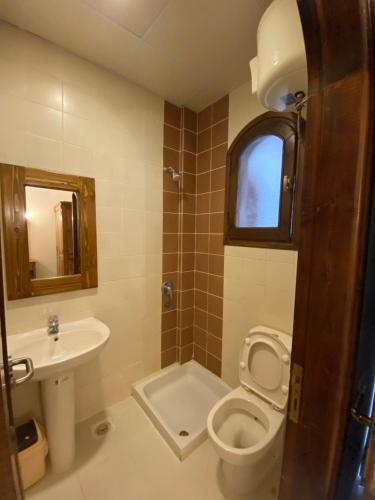 达哈布Dahab , property company Lighthouse area的一间带卫生间和水槽的浴室