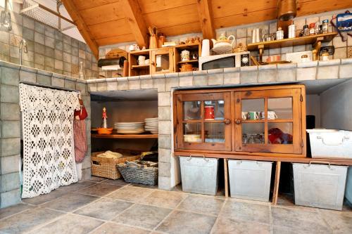 AnzinoTitti的一个带木柜的厨房,并提供一些菜肴