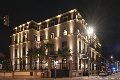 波尔图GA Palace Hotel & Spa, a XIXth-Century Villa的街上的一座灯火通明的建筑
