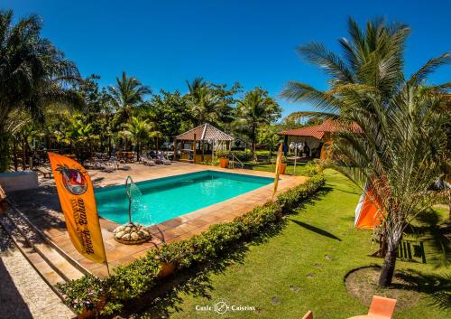 塞古罗港Pousada Beach Bahia的棕榈树度假村内的游泳池