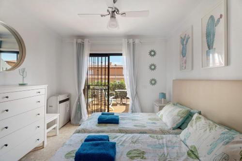 圣米格尔德阿沃纳Blue Dream Pebble Beach的一间卧室配有一张带蓝色枕头的床。