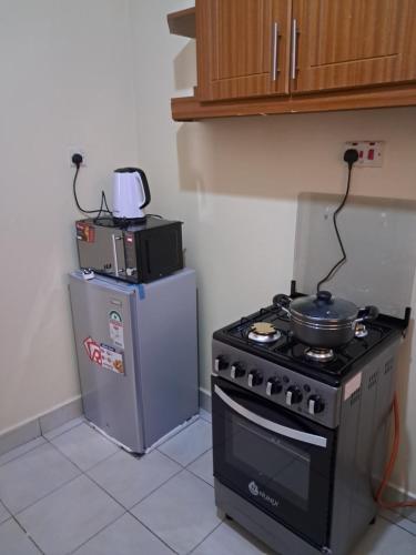 马查科斯Tirisi Homes的厨房配有炉灶和冰箱。