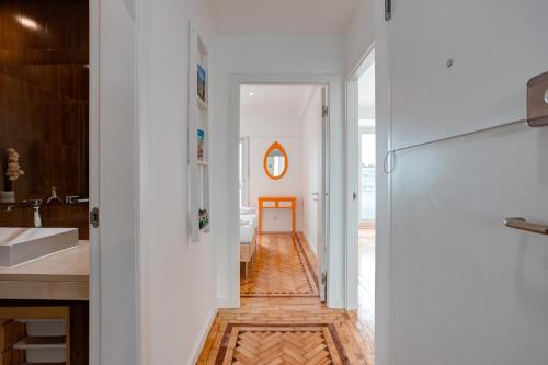 里斯本Belém River Apartment View的厨房铺有木地板,配有白色冰箱。