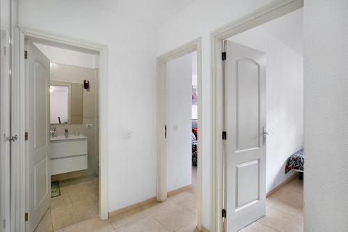 圭马尔Beach Front Apartment Puertito的浴室设有2扇白色门和水槽