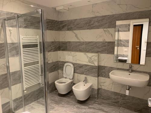 比萨LA PICCOLA MAGIA的浴室配有卫生间、盥洗盆和淋浴。