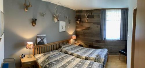 上陶恩Steinadler Seekareck FL - Skiing Holiday in Obertauern的一间卧室设有一张床和一个窗口
