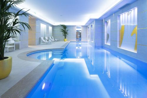 巴黎巴黎布尔甘地酒店的蓝色建筑中的游泳池