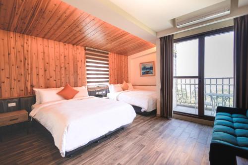 太平织丘庄园的一间卧室设有两张床和大窗户
