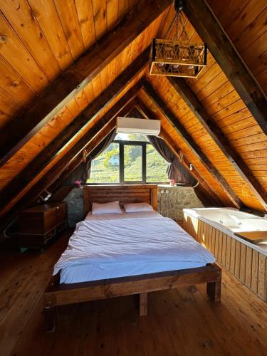 PazarPanpubungalov的木屋阁楼上的一张床位