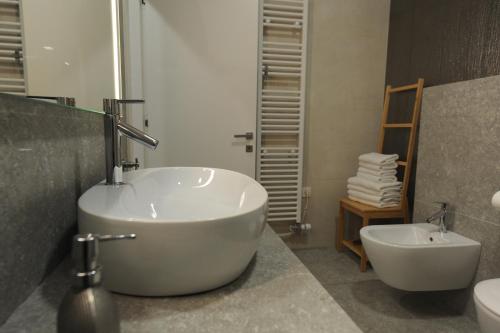 卢布尔雅那Argo Apartments的带浴缸、卫生间和盥洗盆的浴室
