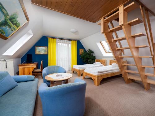 什恰夫尼察简恩酒店的客厅配有蓝色的家具和楼梯。
