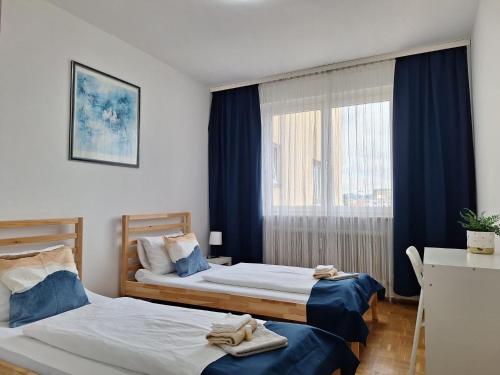 格拉茨BrightCenterApartment的酒店客房设有两张床和窗户。