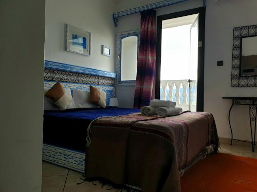 舍夫沙万家庭旅馆的一间卧室配有一张带窗户的床和一张四柱床