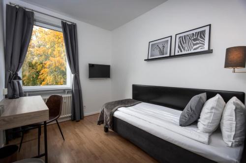 舍夫德约尔酒店的一间卧室设有一张床和一个窗口