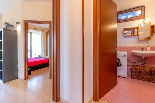 布里维奥[Como-Blevio] Suite lake view + private garage的客房内设有带水槽和卫生间的浴室