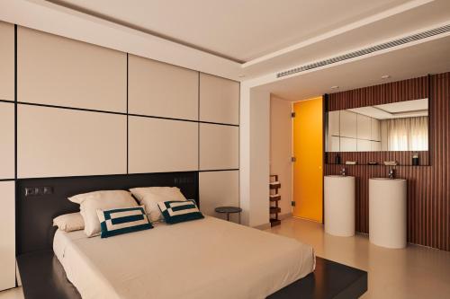 科尔多瓦San Nicolas Luxury Home with prívate terrace的一间卧室配有一张带蓝白色枕头的大床