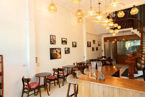河江AmberSun Travel & Tours的一间带桌椅的餐厅和一间酒吧