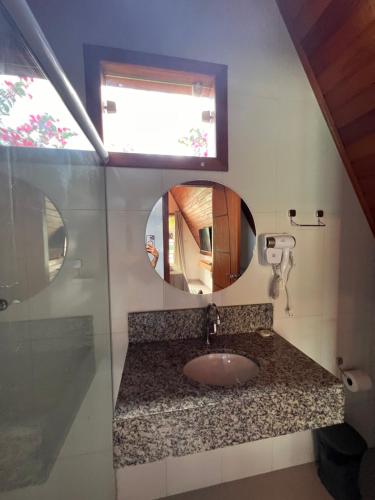穆库热Pousada Primavera的一间带水槽和镜子的浴室