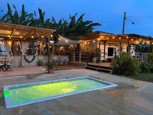 阿瓜迪亚El Camper RV with pool.的一座带房子的庭院内的游泳池