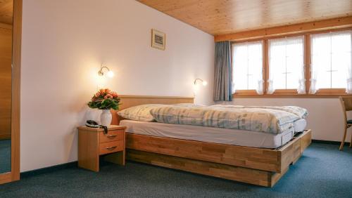 GontenHotel und Gasthaus Bad Gonten的一间设有床铺的卧室,位于带窗户的房间内