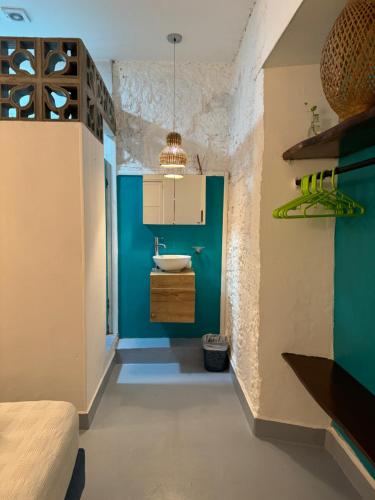 卡塔赫纳El Barrio Hostal的一间带水槽和蓝色墙壁的浴室