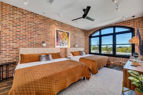 亚特兰大Benz View Penthouse W Rooftop, Secure Parking的一间卧室设有两张床和砖墙