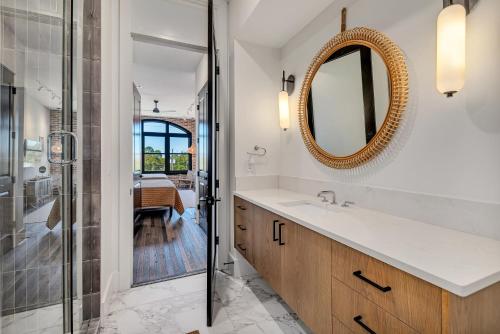 亚特兰大Benz View Penthouse W Rooftop, Secure Parking的一间带水槽和镜子的浴室