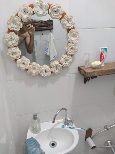 帕拉卡图CASA COLONIAL C/ GRANDE QUINTAL.CENTRO HISTÓRICO的把镜子照在浴室里的人