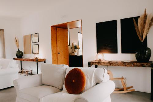阿伦克尔CAMBEIROS - Guest House的客厅配有白色沙发和镜子