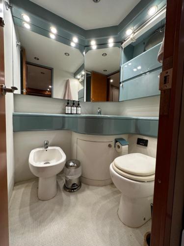 巴塞罗那YACHT 20Metros的一间带卫生间、水槽和镜子的浴室