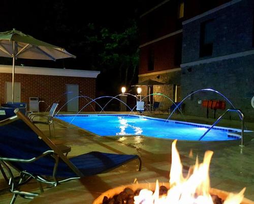 列克星敦肯塔基州列克星敦医学中心汉普顿酒店的游泳池前的晚上有火