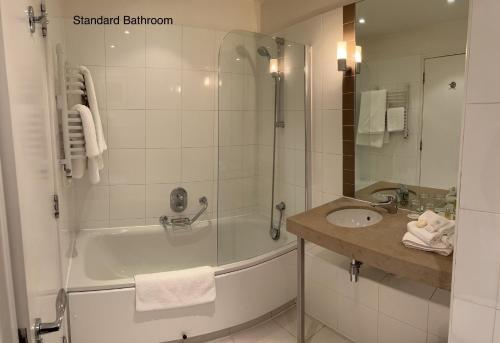 纽马基特贝德福德洛奇酒店及水疗中心的带浴缸和盥洗盆的浴室