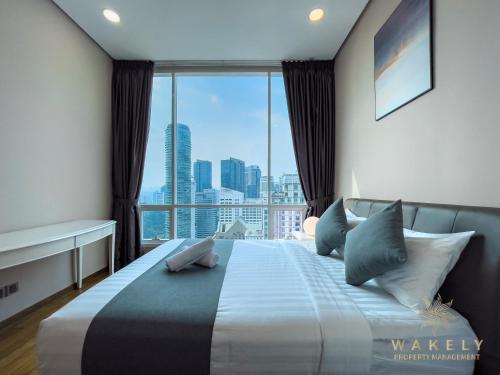 吉隆坡Soho Suites KLCC by Wakely Kuala Lumpur的一间市景卧室,配有一张床