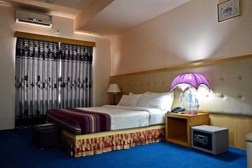 达卡Hotel Milina Uttara的酒店客房,配有床和电视