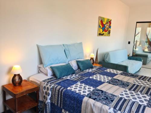 阿奎拉兹B&B Pousada Swiss Residence的一间卧室配有一张特大号床和一把椅子