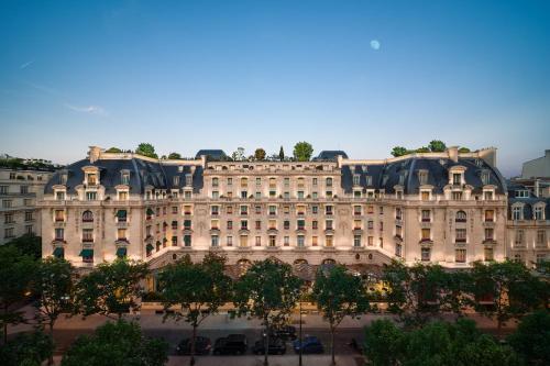巴黎巴黎半岛酒店的前面有树木的大建筑