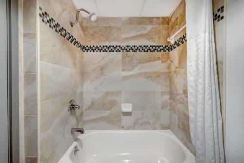 阿林顿Motel 6 Arlington TX Entertainment District的浴室配有白色浴缸和淋浴。