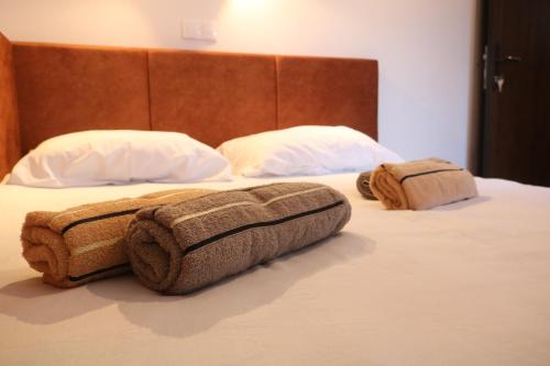 Donji KoncovčakHoliday Home Rajf的一间卧室配有两张带毛巾的床