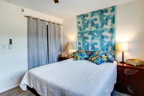 考纳卡凯Kaunakakai Condo Walk to Beach, Community Pool!的一间卧室配有一张蓝色墙壁的床