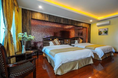 奥隆阿波Interpark Hotel的酒店客房设有两张床和一张桌子。