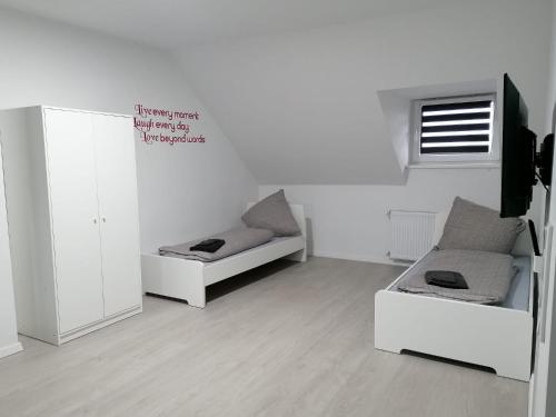 赫恩estrella24 LIVING ROOMS Chita的白色的客房配有两张床和电视。