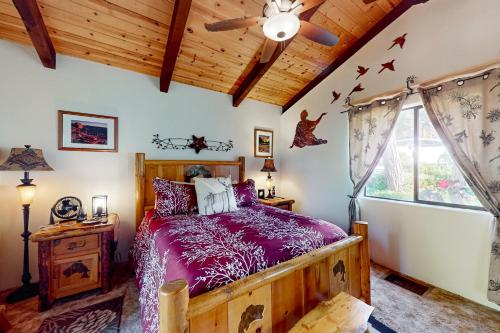 巴斯莱克Wishing Well Cabin的一间卧室配有一张床和吊扇