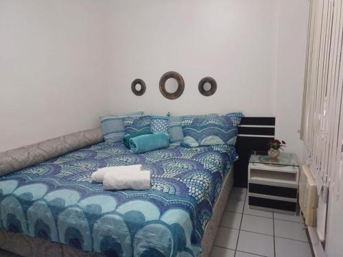 马瑙斯Apartamento Compartilhado, com 02 Quartos, sendo 01 suíte的一间卧室配有蓝色的床和蓝色枕头